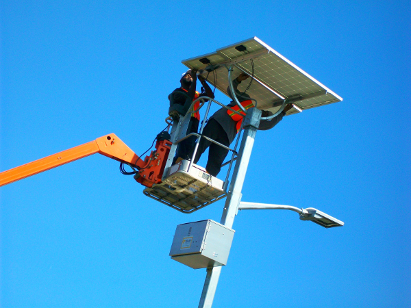 Installing a solar powered streetlight