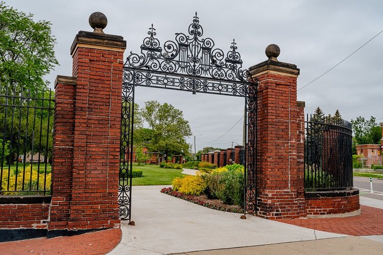 The majestic entrance to Scripps Park.