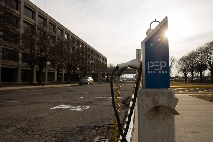 Electric vehicle charging station