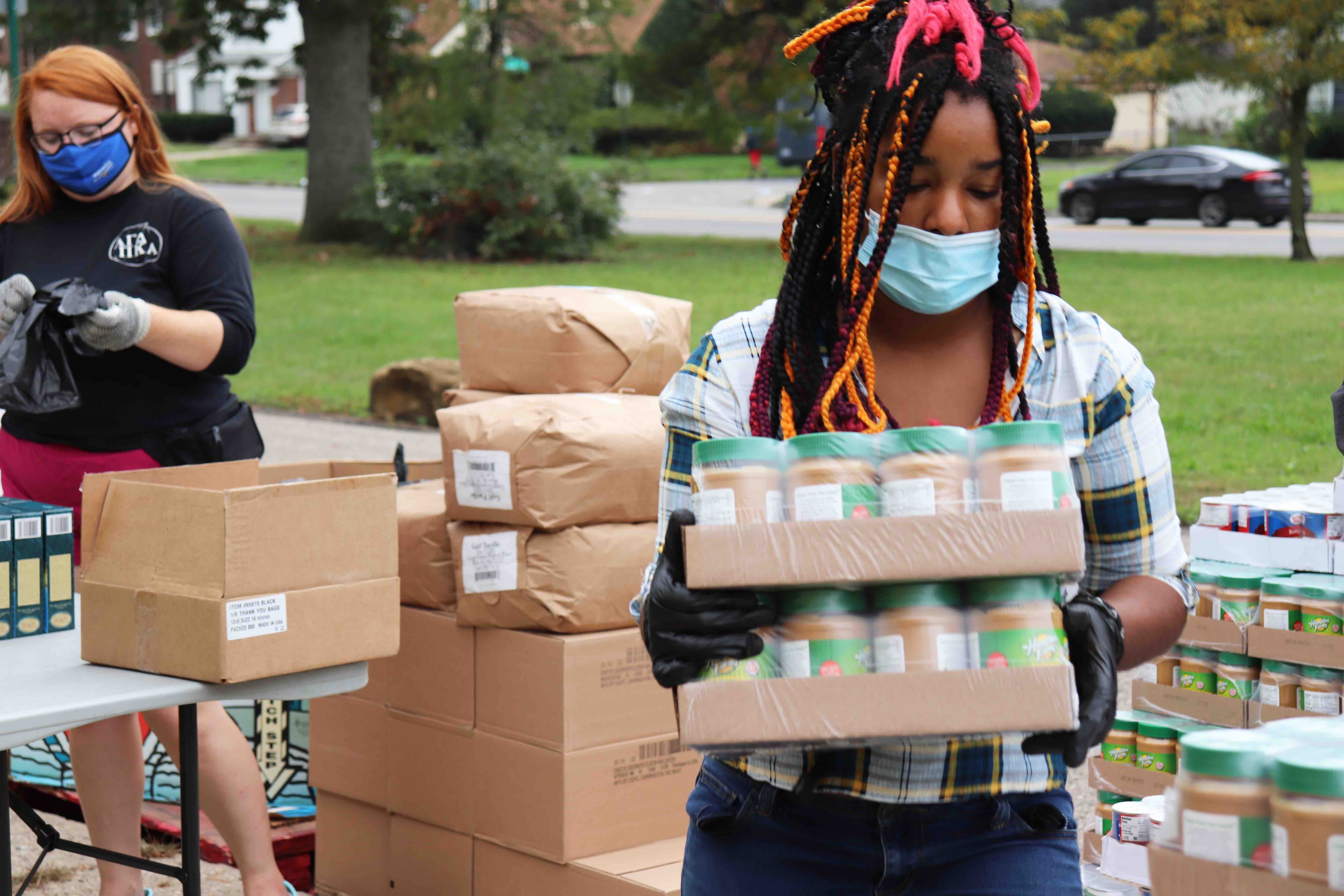 Gleaners volunteers distribute food