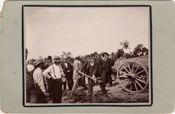 Mayor Hazen Pingree breaks ground on Grand Boulevard in 1891 