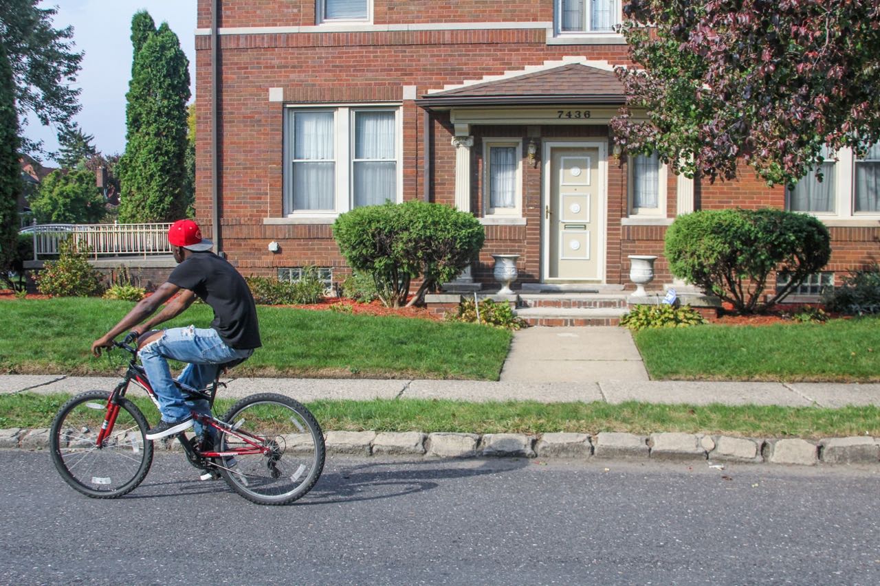 A man rides his bicycle in Live6