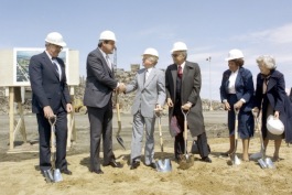 Rober B. Smith, CEO of GM, and Detroit Mayor Colman Young at the groundbreaking ceremony for GM Detroit-Hamtramck Assembly