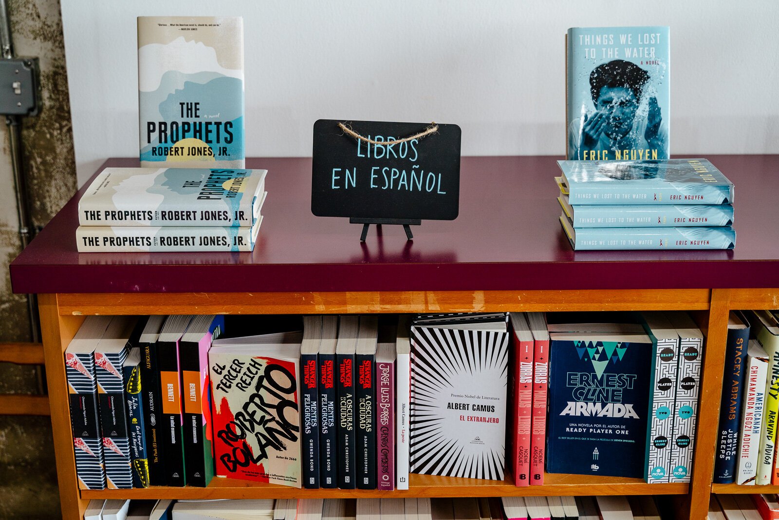 The store features mainstream reading in Spanish