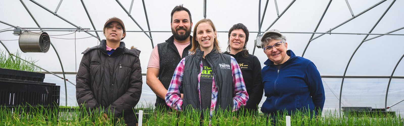 El personal de The Farm at Trinity Health, de izquierda a derecha: Rose Oliverio, Jae Gerhart, Will Jaquinde, Kay Wilson y Cat Jardin.