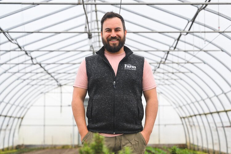 Will Jaquinde, agricultor, trabaja en la granja de Trinity Health Ann Arbor (THAA).